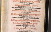 ST. LOUIS – Titelblad van het eerste deel van de driedelige Calov-Bijbel die afkomstig is uit het bezit van Johann Sebastian Bach. Rechts onderin is te zien dat Bach het boek in 1733, in zijn Leipziger tijd, aanschafte en van zijn autogram voorzag. Uitgev