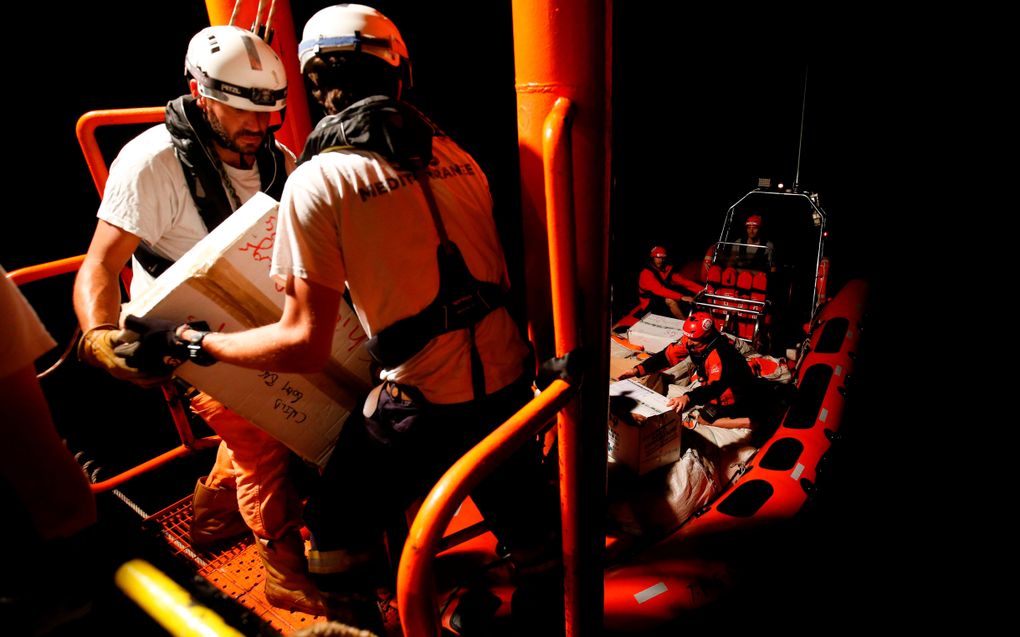 Spaanse reddingwerkers in actie op de Middellandse Zee. beeld AFP