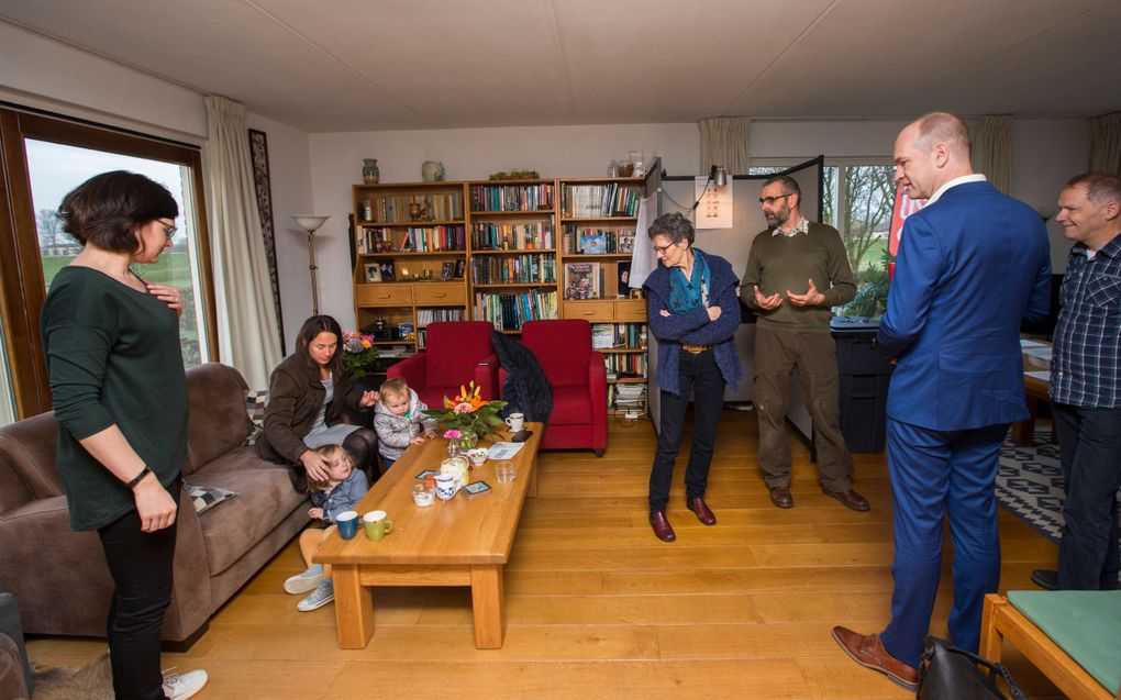 Het kleinste stembureau van Nederland, in de huiskamer van Wim en Elly Westhoff. beeld ANP VINCENT JANNINK