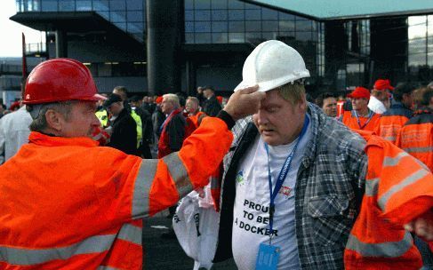 ROTTERDAM - Havenwerkers protesteerden maandag tegen Europese plannnen om het havenwerk te liberaliseren. In Rotterdam liepen de havenarbeiders uit protest in een optocht vanaf het Zuidplein naar de Wilhelminakade. - Foto ANP