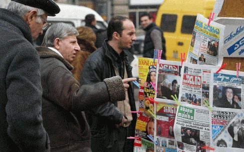 TBILISI â€“ Inwoners van de Georgische hoofdstad Tbilisi bekijken de kranten, die melding maken van de overweldigende verkiezingsoverwinning van Michail Saakasjvili. De leider van de ”rozenrevolutie”, die een eind maakte aan het bewind van zijn voorganger