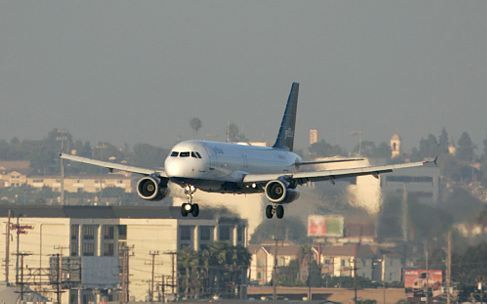 LOS ANGELES - De Airbus 320 van JetBlue maakt een noodlanding op de luchthaven van Los Angeles. Foto EPA