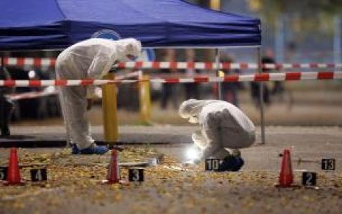 AMSTERDAM - Technisch rechercheurs zijn maandagavond bezig met het sporenonderzoek rond het lichaam van ex-advocaat E. Hingst in Amsterdam. Daar werd hij even na zessen geliquideerd door de inzittenden van een grote Jeep. Foto ANP