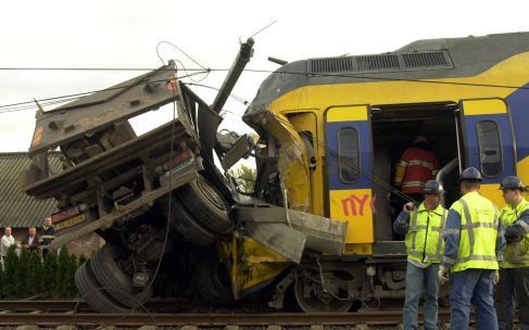 WIJHE - Medewerkers van Prorail zijn donderdagmiddag in Wijhe bezig met bergwerkzaamheden nadat een trein en een vrachtwagen geladen met hout op elkaar botsten. Door de botsing zijn dertig mensen gewond geraakt. De machinist van de trein en de chauffeur v