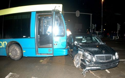 ARNHEM - Vier leden van het arrestatieteam van de Arnhemse politie zijn dinsdagmiddag gewond geraakt bij een aanrijding met een lijnbus van Connexxion. Foto ANP