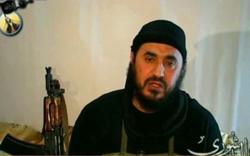 BAGDAD - De man die geldt als leider van het terreurnetwerk al-Qaida in Irak, Abu Musab al-Zarqawi, heeft zich dinsdag voor het eerst laten zien in een video.