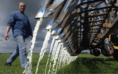 WONS - Boer Yntema uit het Friese Wons kon door de stakingen in de zuivelfabrieken met zijn melk geen kant meer op. Daarom liet hij dinsdag zijn overtollige melk over het land uitrijden. - Foto Northview