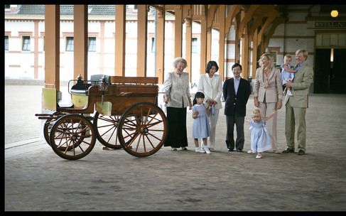 APELDOORN â€“ Het Japanse kroonprinselijk echtpaar prins Naruhito en prinses Masako poseerde vrijdagmorgen met dochtertje Aiko in de Koninklijke Stallen bij Paleis Het Loo in Apeldoorn. Ook koningin Beatrix, Willem Alexander en Máxima en hun twee kinderen