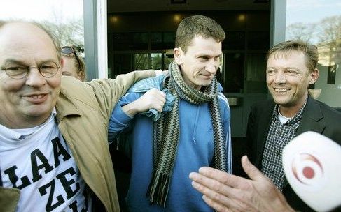 DEN HAAG - Joost de Haas (m.) en Bart Mos (r.) worden na hun vrijlating begroet door een collega. Foto ANP