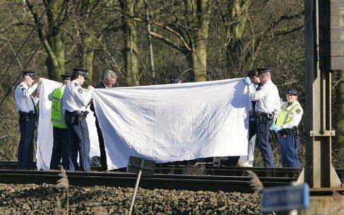 HAARLEM – Politiemensen schermen de plek waar een man uit Haarlem onlangs zichzelf en zijn twee kinderen vermoordde af van nieuwsgierige blikken van journalisten en mensen uit de omgeving. Foto ANP