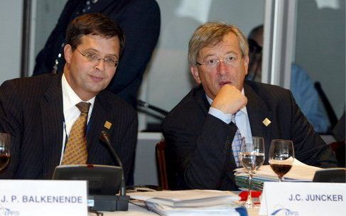 LISSABON - Premier Balkenende (l.) en premier Juncker van Luxemburg. Foto EPA