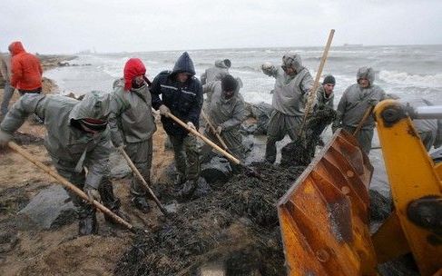 PORT KAVKAZ – Rusland heeft dinsdag 500 militairen ingezet voor het opruimen van de 2000 ton stookolie die afgelopen weekeinde in de Zwarte Zee is gestroomd. Dat heeft het ministerie van Natuurlijke Hulpbronnen laten weten. Stranden bij Port Kavkaz, ongev