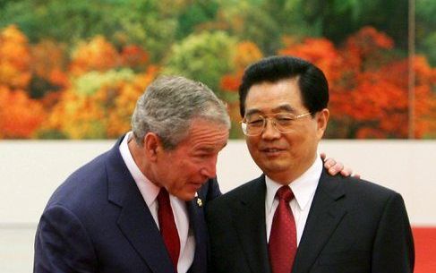 Bush praat met president Hu Jintao van China voor het openingsbanket van de Olympische Spelen. Foto EPA