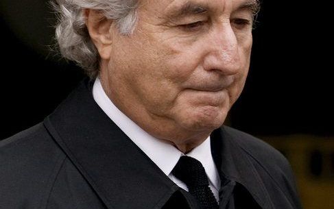 De van fraude verdachte Amerikaanse vermogensbeheerder Bernard Madoff gaat donderdag naar verwachting schuld bekennen. De 70–jarige Madoff zou door middel van een soort piramidespel beleggers voor miljarden dollars hebben opgelicht. Foto EPA