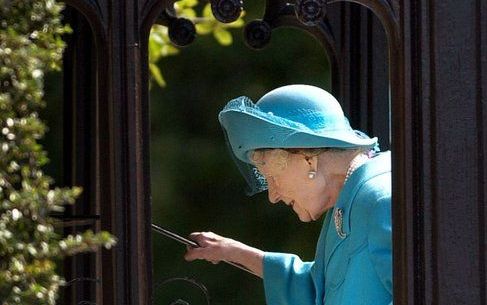 De oude koningin-moeder Elizabeth van Engeland, overleden in 2002, stapt in Schotland een kerk binnen. - Foto EPA