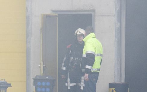 Een brandweerman gaat een pand binnen. - Foto ANP