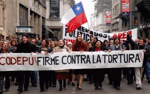 SANTIAGO - Chileense nabestaanden van slachtoffers van Operatie Condor, uitgevoerd onder het bewind van generaal Augusto Pinochet, vieren feest. Donderdag bepaalde het hooggerechtshof dat Pinochet zijn onschendbaarheid kwijt is en daarom vervolgd zal word