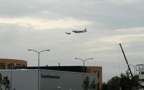 Een toestel van British Airways heeft donderdagmiddag een voorzorgslanding gemaakt op vliegveld Schiphol na een bommelding. Het toestel was met 118 passagiers onderweg van Berlijn naar Londen Heathrow.