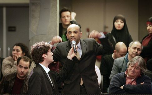 AMSTERDAM - Een deelnemer aan het debat ”Op het scherp van de rede” in Amsterdam geeft op felle toon zijn mening. Foto: ANP