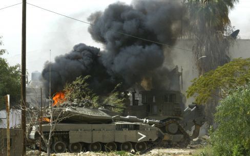 JERICHO â€“ Een IsraÃ«lische tank beschiet de gevangenis in Jericho tijdens een militaire operatie om de leider van het Volksfront voor de Bevrijding van Palestina (PFLP), Ahmad Saadat, te arresteren. Saadat wordt in verband gebracht met de moord op de Is