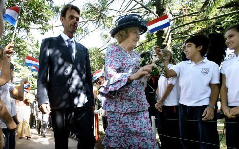 TRES ARROYOS â€“ Koningin Beatrix, prins Willem Alexander en prinses Máxima brachten gisteren met hun gevolg een bezoek aan de Nederlandse kolonie. Zo veel belangstelling als gisteren kregen de Nederlandse immigranten en hun nakomelingen zelden. Foto RD, 