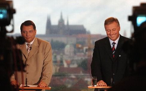 PRAAG â€“ De Tsjechen stemmen vrijdag en zaterdag voor een nieuw Huis van Afgevaardigden, de Tsjechische Tweede Kamer. Hoofdrolspelers in de verkiezingen zijn de centrumlinkse premier Jiri Paroubek (l.) en de aanvoerder van de centrumrechtse oppositie, Mi