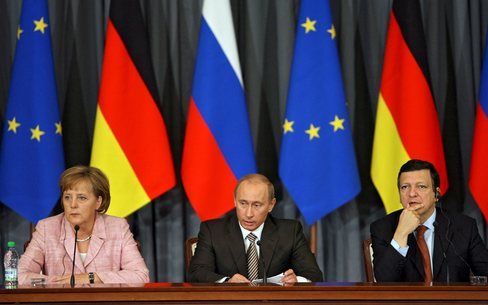 De meningsverschillen tussen de EU en Rusland stapelen zich op, de irritatie over en weer groeit. Dat bleek recent nog eens tijdens een top in Samara. Poetin (m.) sprak daar met Merkel (l.) en Barroso (r.). Foto EPA