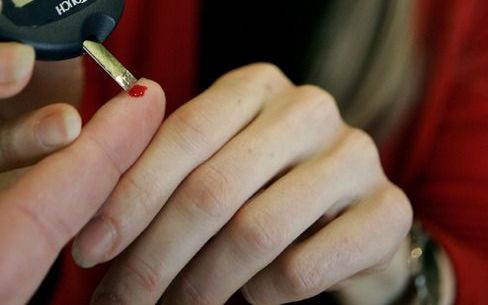 ROTTERDAM - Een vrouw doet een bloedsuikertest in een apotheek in Rotterdam. ANP PHOTO