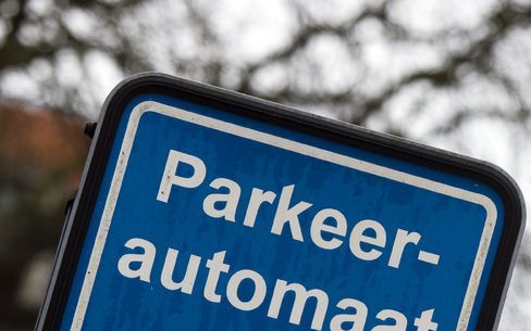 De gemeente introduceert parkeerautomaten waar parkeerders via het invoeren van het kenteken van hun auto voor een plaats kunnen betalen. Foto ANP