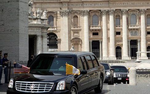 Bush rijdt weg na zijn bezoek aan het Vaticaan. Foto EPA