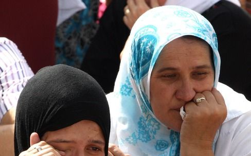 Treurende vrouwen donderdag in Srebrenica. Foto EPA