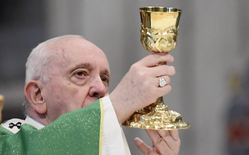 Paus Franciscus viert de eucharistie in de Sint-Pietersbasiliek in Rome. beeld AFP, Filippo Monteforte