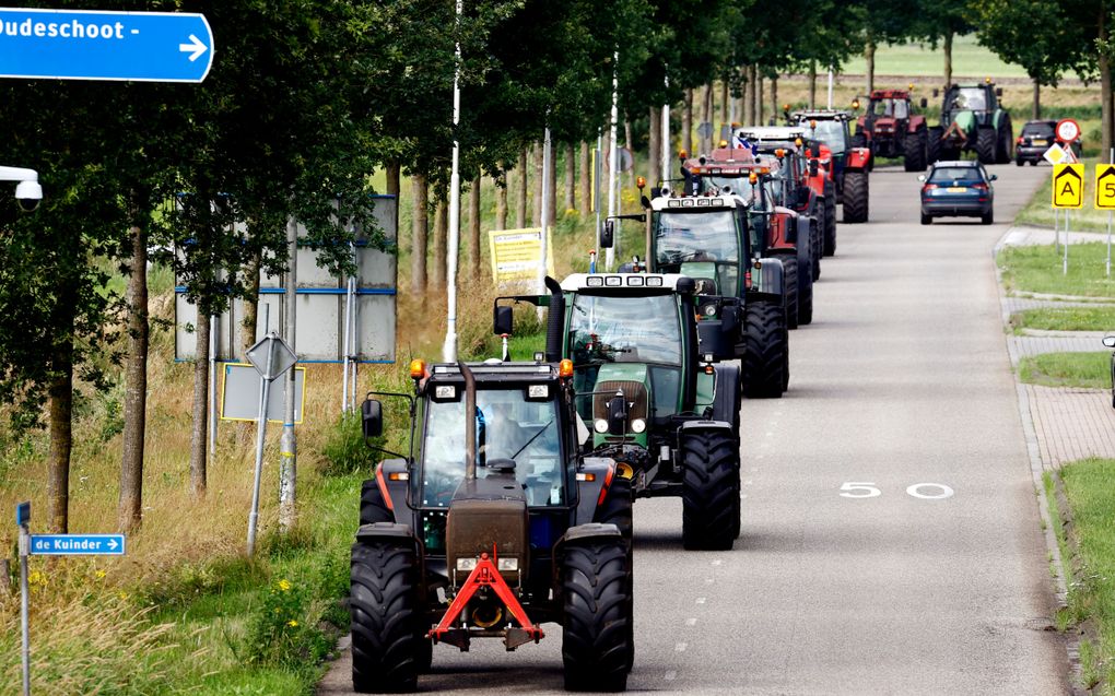 Boeren zijn met hun tractoren onderweg naar Assen. De boeren voeren actie tegen het stikstofbeleid van het kabinet, dat de stikstofuitstoot van de landbouw de komende jaren fors wil verminderen. beeld ANP, VINCENT JANNINK