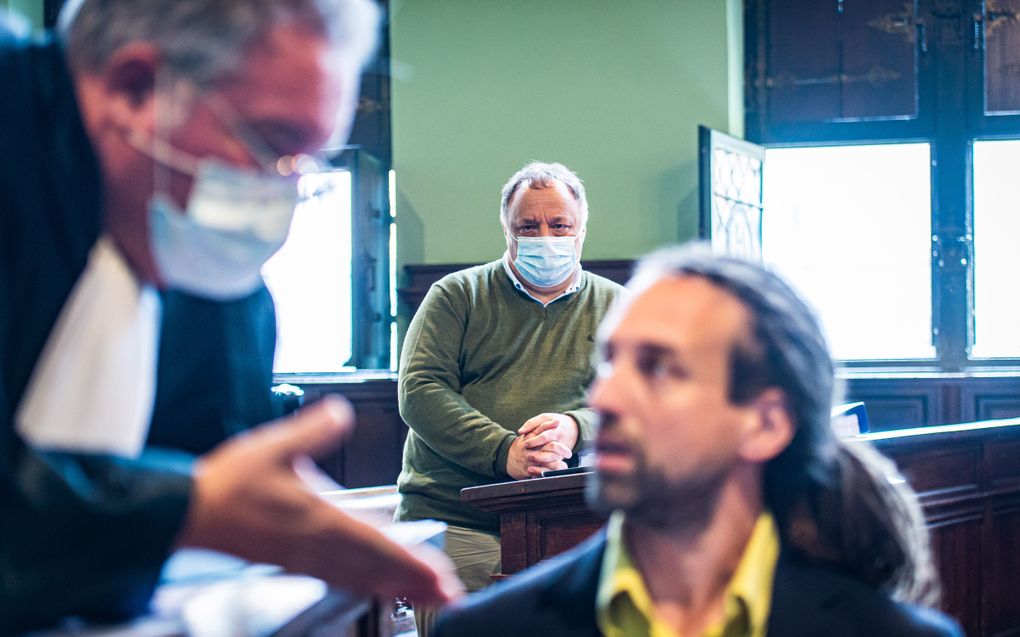 Viruswaarheid-voorman Willem Engel stond woensdagmiddag tegenover de Belgische viroloog Marc Van Ranst in de rechtbank van Mechelen. beeld BELGA PHOTO JONAS ROOSENS