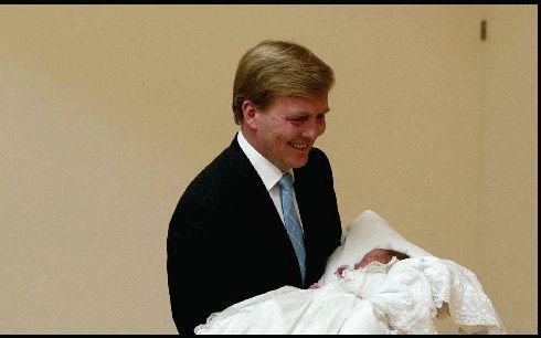 Prins Willem Alexander laat zijn pasgeboren dochter zien. Foto ANP