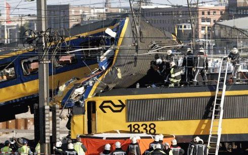 AMSTERDAM - Aan de oostzijde van het Centraal Station in Amsterdam is vrijdagavond omstreeks half zeven een intercity met passagiers op een wissel in de zijkant van een leeg treinstel gereden. Bij de botsing tussen de twee treinen zijn twintig gewonden ge