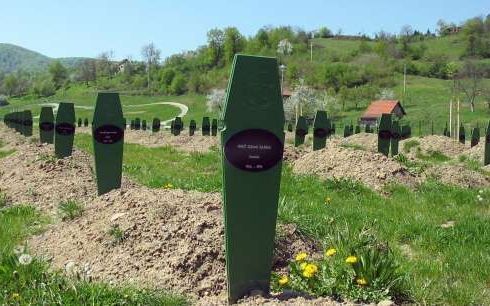 POTOCARI - De begraafplaats bij het herinneringscentrum in Potocari. Tien jaar na de genocide in Srebrenica opent het herdenkingscentrum in die gemeente op 11 juli de zwarte kamer, het nieuwste onderdeel van het complex. - Foto ANP