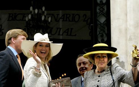 SAN TELMO - Koningin Beatrix, prinses Maxima en kroonprins Willem-Alexander brengen vrijdagmiddag een bezoek aan de oude stadswijk San Telmo. De vorstin brengt samen met kroonprins Willem-Alexander en zijn echtgenote prinses Maxima een driedaags staatsbez