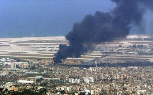 BEIROET - Rook stijgt op van de luchthaven van Beiroet. Vrijdagmiddag nam het IsraÃ«lische leger het vliegveld onder vuur. Foto EPA