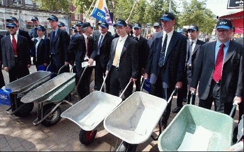 GRONINGEN - Tientallen ontslagen werknemers van CMG, gewapend met kruiwagen, protesteerden woensdag op de stoep van het Gronings kantoor van het Centrum voor Werk en Inkomen. - Foto ANP