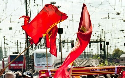 FRANKFURT - Demonstrerende Tamils blokkeren het spoor bij Frankfurt. Foto EPA