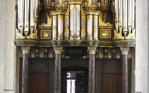 Sietze de Vries organiseert rond het orgel van de Groningse Martinikerk een orgelvesper. Foto RD