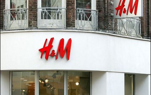 NEW YORK – De populaire kledingzaak H&amp;M ligt onder vuur na een bericht van The New York Times dat de winkel kleding opzettelijk kapotmaakt en weggooit. Foto ANP