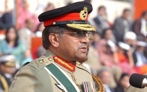 RAWALPINDI (AP) – De Pakistaanse president Pervez Musharraf is woensdag met pijn in zijn hart afgetreden als legerleider. Musharraf wordt donderdag beëdigd als burgerpresident. Door zijn functie van opperbevelhebber van de Pakistaanse strijdkrachten op te