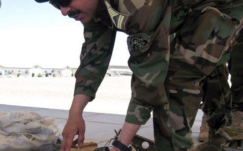 HERAT - Een Afghaanse militair inspecteert in beslag genomen munitie na een operatie in de West-Afghaanse provincie Farah, 17 mei 2008. De door de Verenigde Staten geleide coalitie in Afghanistan levert samen met het Afghaanse leger sinds maandagmiddag st