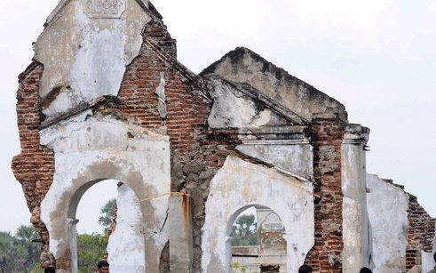 Sri Lankaanse strijders bij een kapotgeschoten kerk ten noordoosten van Colombo. Foto EPA