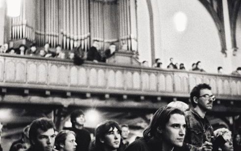 Studenten in Oost-Duitsland zagen wel wat in de kerk. Hier bestond immers een vrije ruimte waar de atheïstische regering niet durfde ingrijpen. Studentenpredikant dr. Neubert maakte in 1989 mee dat de politie tijdens de vredesgebeden buiten wachtte. Foto: