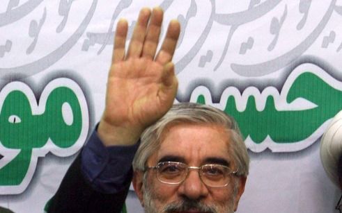 TEHERAN – De Iraanse oppositieleiders Mir Hossein Mousavi en Mehdi Karoubi hebben zaterdag hun afschuw uitgesproken over de eerste executies van dissidenten die zouden zijn opgepakt rond de omstreden presidentsverkiezingen in juni vorig jaar. Foto EPA