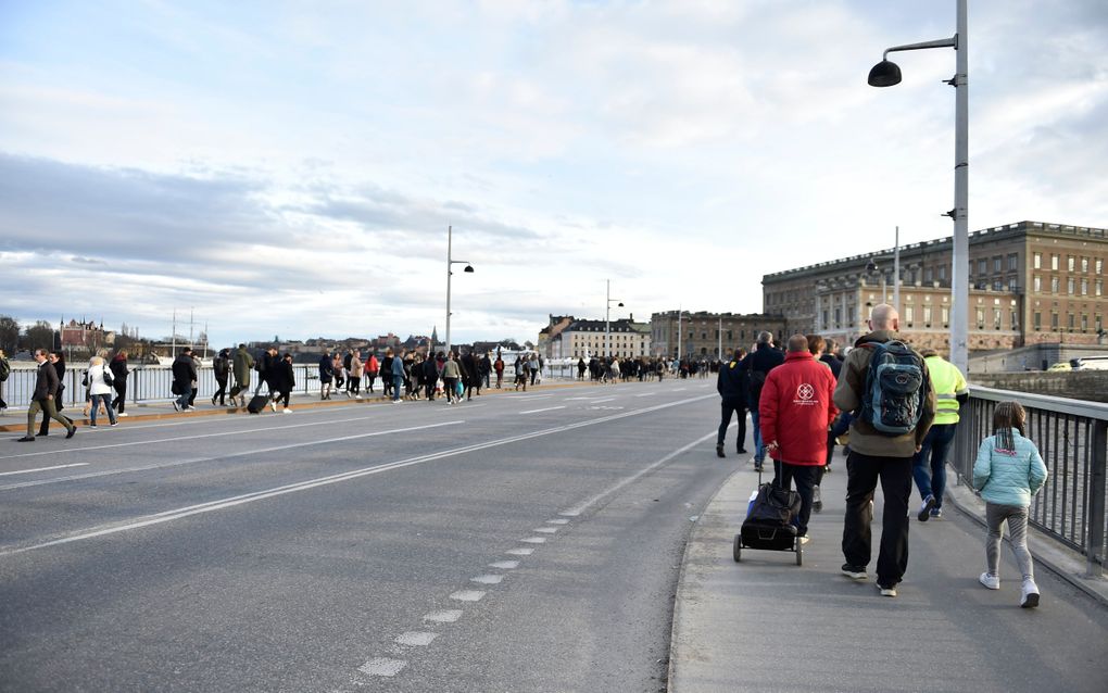 Mensen lopen noodgedwongen door Stockholm, omdat het openbaar vervoer is stilgelegd. beeld EPA