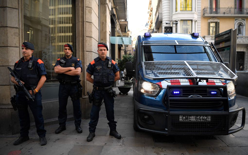 Catalaanse politie in Barcelona, zaterdag. beeld AFP